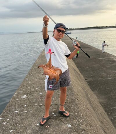 <p>釣れちゃったトミー様　旧一文字赤灯外向き　竿下タコジグで良型タコ🐙</p>