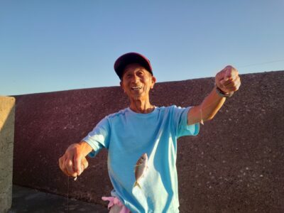 <p>旧一文字赤灯先端内向き　足元がサビキで豆アジ！浅いタナで沢山釣れてました。</p>