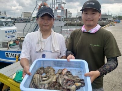 <p>アンドゥ親子様　旧一文字3番周辺外向き　竿下タコジグで新子〜良型タコ🐙</p>