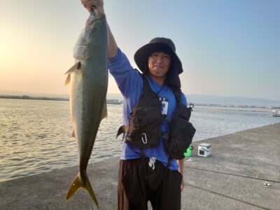 <p>沖の北 飲ませ釣りでブリ！6時頃にヒット！初青物おめでとうございます♪</p><p>サゴシ・サワラが飛んでるのも確認しました♪カタクチめっちゃ入ってきてます。</p><p>内向き足元サビキで豆〜小アジ・豆〜中サバ・カタクチが釣れてました♪飲ませのアジは現地調達可能です。</p>