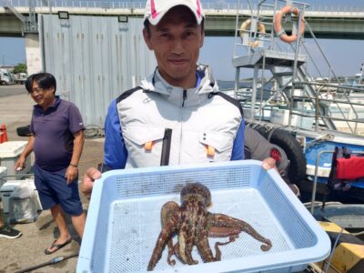 <p>田和様 沖の北内向き 長竿+タコジグで良型タコ🐙良型3つ水面で針外れ…。</p>