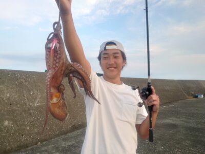 <p>松井君 旧一文字カーブ内向き タコエギで良型タコ🐙初タコおめでとうございます♪</p>
