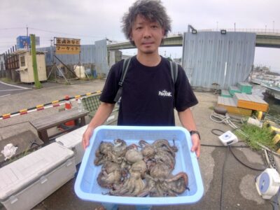 <p>マーバン藤本様 旧一文字カーブ周辺 タコエギで300〜400gくらいのタコ6つ🐙バラしも2つ。</p><p>近くでやってた方もかなりバラしがあったようです。低活性なんで抱きが浅いですね。</p>