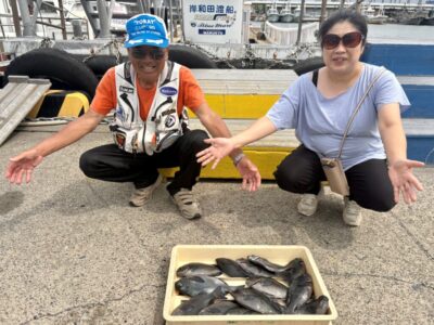 <p>みっちゃん親娘様　旧一文字赤灯　フカセ釣りで27cm迄のグレ大漁🎣　撮影後グレは渡船のお客さんにプレゼント🐟</p>