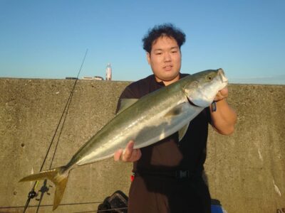 <p>石田様  沖の北 メタルバイブでブリ！6時半頃に底から巻上げでヒット！</p>