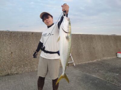 <p>兵頭様  沖の北 ショアジギでメジロ78cm！撃投ジグをボトムからしゃくって5時半頃にヒット！</p>