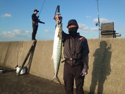 <p>沖の北船着近く   ショアジギでサワラ！6時50分にヒット！マグバイトのブレードジグ</p>