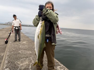 <p>先日ブリに竿を持っていかれたタコ村様 沖の北 飲ませ釣りでブリ!6時すぎにヒット!</p><p>今日は船長監視のもと竿の近くでちゃんと待機してました。</p>