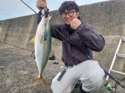 <p>カラミマン様  沖の北奥の方 フィードポッパーでメジロ！6時半頃にヒット！</p><p>たまたまちょっと離れたところにいたんですが、バコーンッと凄い音してました♪</p>