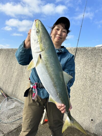 <p>檜物様 沖の北船着近く 飲ませ釣りでブリ!9時頃にヒット!</p>