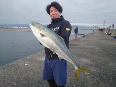 <p>マックススタッフ宮原さん  沖の北奥の方 セットアッパーでブリ86cm！5時半頃にヒット！</p>