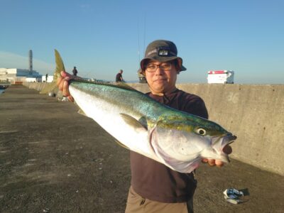 <p>上垣内様 沖の北 メジャクラ・ブレイクバックでブリ！5時半頃にヒット！</p><p>追記、8時半頃にブレイクバックにサワラがヒットするもスパッと切られたそうです…。</p>