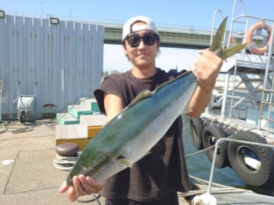 <p>松井君 飲ませ釣りでメジロ！</p><p>12時頃にブリがヒットするも足元でバラし、その後10分後に隣でブリ、諦めずに仕掛けを入れてメジロがヒット！</p>