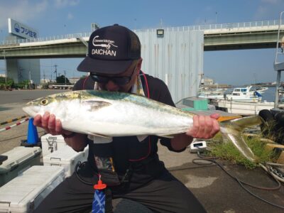 <p>チャイニーズキッチン・大チャン様 沖の北奥の方 飲ませ釣りでブリ!8時頃にヒット!</p>