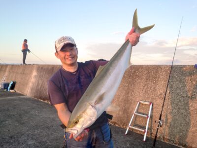 <p>大迫様 沖の北ポンプ小屋ちょい向こう 飲ませ釣りでブリ!6時にヒット!</p>