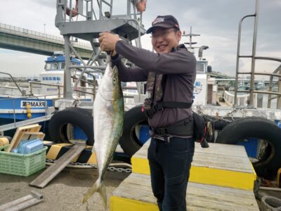 <p>玉ちゃん  沖の北  セットアッパーでブリ90cm！8時半頃に着水即ヒット！</p><p>「僕の前をブリが通っていくのを感じたんですよね〜。僕わかるんですよ。」と根拠のないコメントいただきました♪いつもありがとうございます！</p><p>&nbsp;</p>