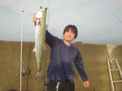 <p>沖の北船着前  ショアジギでサワラ！7時頃にブレードジグ底から巻上げでヒット！7時半にもサワラ追加してました♪</p>
