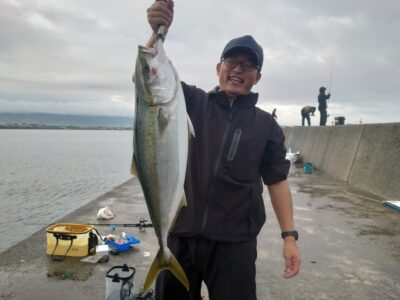 <p>月曜釣り倶楽部  西森様  沖の北ポンプ小屋ちょい向こう  飲ませ釣りでブリ88cm！7時半頃にヒット！</p><p>「ひょえ～！芝さん釣ったよ～！」とコメントいただきました。</p>