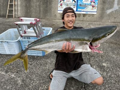 <p>松井くん　沖の北ポンプ小屋ちょっと奥方　呑ませ釣りでブリ94cm🎣　</p>