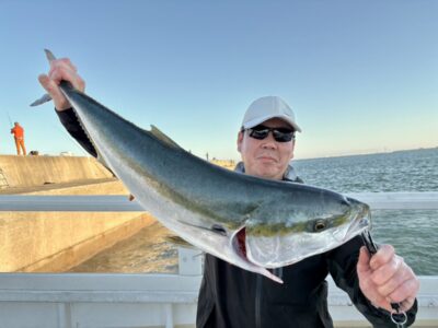 <p>山内🍣様  沖の北ポンプ小屋周辺  飲ませ釣りでブリ！6時40分にヒット！</p><p>今日も朝からポツリポツリ。7時までで飲ませでブリ3本、ルアーでサワラ2本、サゴシは見なかったです。</p>
