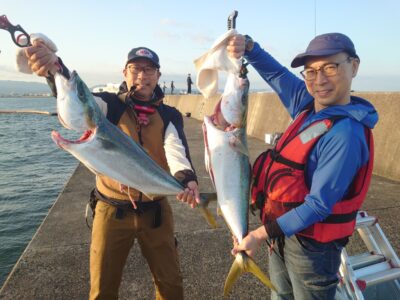 <p>中村様 和田様 沖の北奥の方 飲ませ釣りでブリ!6時すぎに連続ヒット!</p>