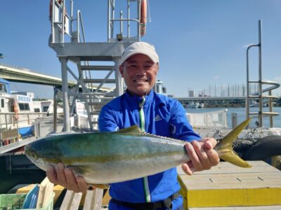 <p>牟禮様  沖の北奥の方 セットアッパーでメジロ！8時20分にヒット！</p>