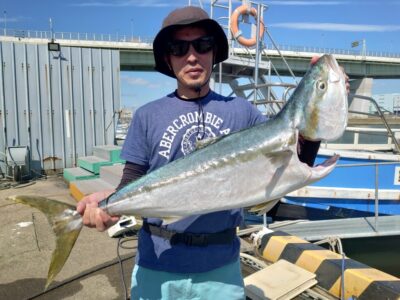 <p>柴田様  沖の北黄色のポールのとこ  ジャックアイ・マキマキ NEWカラーでブリ97cm！！！9時20分にヒット！自己新記録おめでとうございます♪</p>