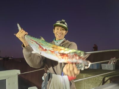 <p>藤岡君  沖の北  ポンプ小屋近く  ジャッカル・湾岸ミノーでサワラ！5時半にヒット！</p>