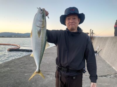 <p>島内様  沖の北ポンプ小屋近く  飲ませ釣りでハマチ！6時にヒット！</p><p>飲ませのアジ現地調達可能です。</p>
