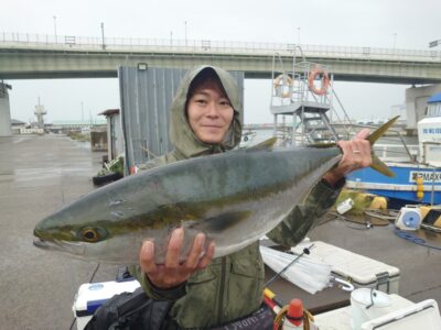 <p>山田様 沖の北 サムライジグRスピンでブリ!!!10時半にミラクルヒット!</p>