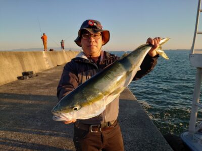 <p>上垣内様  沖の北奥の方  飲ませ釣りでブリ！6時すぎにヒット！</p>