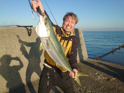 <p>足立様  沖の北先端  飲ませ釣りでブリ！7時頃にヒット！</p>