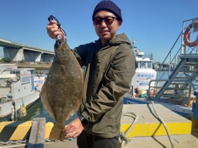 <p>沖の北外向き  飲ませ釣りでヒラメ！8時頃にヒット！</p>