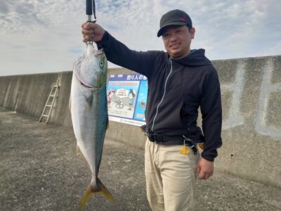 <p>黒瀬様  沖の北  飲ませ釣りでブリ！8時半にヒット！</p>