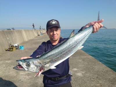 <p>向井様  沖の北  メタルバイブでサワラ！8時すぎにヒット！</p><p>早朝にサゴシ→その後すぐサワラ針外れ→もう1回サワラ針外れ→3回目でようやくゲット！バラしたやつの方がデカかったっぽい…。全てメタルバイブ表層早巻きであたったようです。</p>