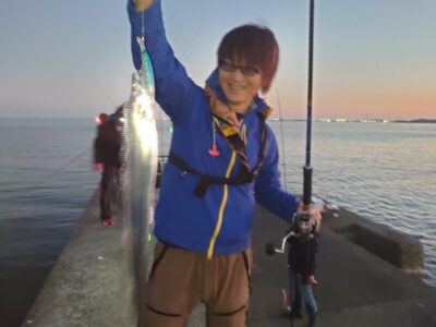 <p>やーたこ様   沖の北  セットアッパーでタチウオ！明るくなってからはルアーでもけっこう釣れてました。先端から奥の方までいろんなところで♪6時半頃まで釣れてました。よく釣ってる人で7本。</p>