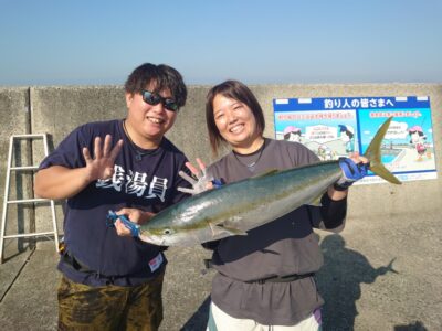 <p>銭湯員1号2号様  沖の北 ジャックアイ・マキマキでブリ！7時頃にかなり近め巻上げでヒット！</p><p>秋は堤防近くを回遊している事が多いので足元もしっかり通しましょう！</p>