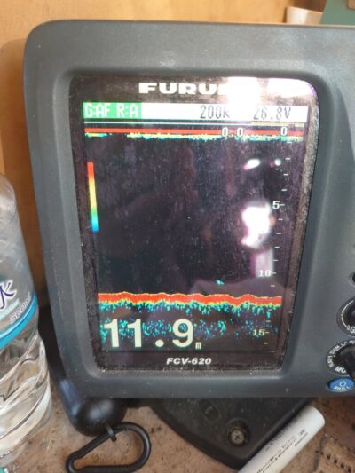<p>沖の北50mくらい離れたところ 表層はピチャピチャとけっこうベイトいるんですけど、下の方は映りなし。</p><p>ちょっと離れたところでバッチ漁の船団がいたのでシラスパターンみたいな事になってる可能性も…。</p>