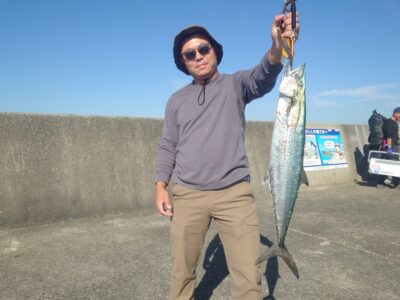 <p>西岡様 沖の北 ジークの30gジグでサワラ!9時頃にヒット!</p>