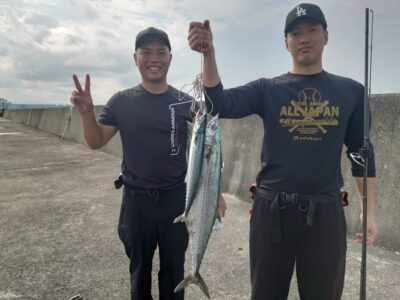 <p>沖の北  ショアジギでサゴシ＆サワラ！撃投ジグを底からシャクってヒット！</p><p>けっこう飛んでるんですけど、食わせるの難しいです。</p>