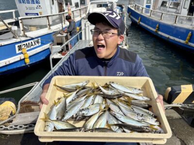 <p>マックス上野芝店アーリー　沖の北内向き飛ばしサビキで良型アジ大漁🎣で雄叫びをあげるアーリー😱　日中でもポツポツと釣れ続けたそうです🐟</p>
