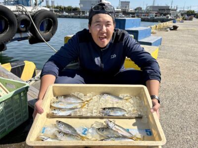 <p>マックス上野芝店　アーリー　沖の北　飛ばしサビキで20cm前後のアジ🎣　他に子アジもジップロックLサイズ満タン🐟</p>